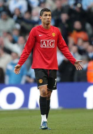 瑞典超保级附加赛被迫四次中断，球迷燃放烟火致人造草皮起火（球迷燃放烟花引发人造草皮起火，瑞典超保级附加赛四度被迫中断）