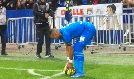 重创！皇马悍将伤缺两月 巴尔韦德或被迫改踢右后卫（噩耗！皇马大将伤停两个月 巴尔韦德或客串右后卫）