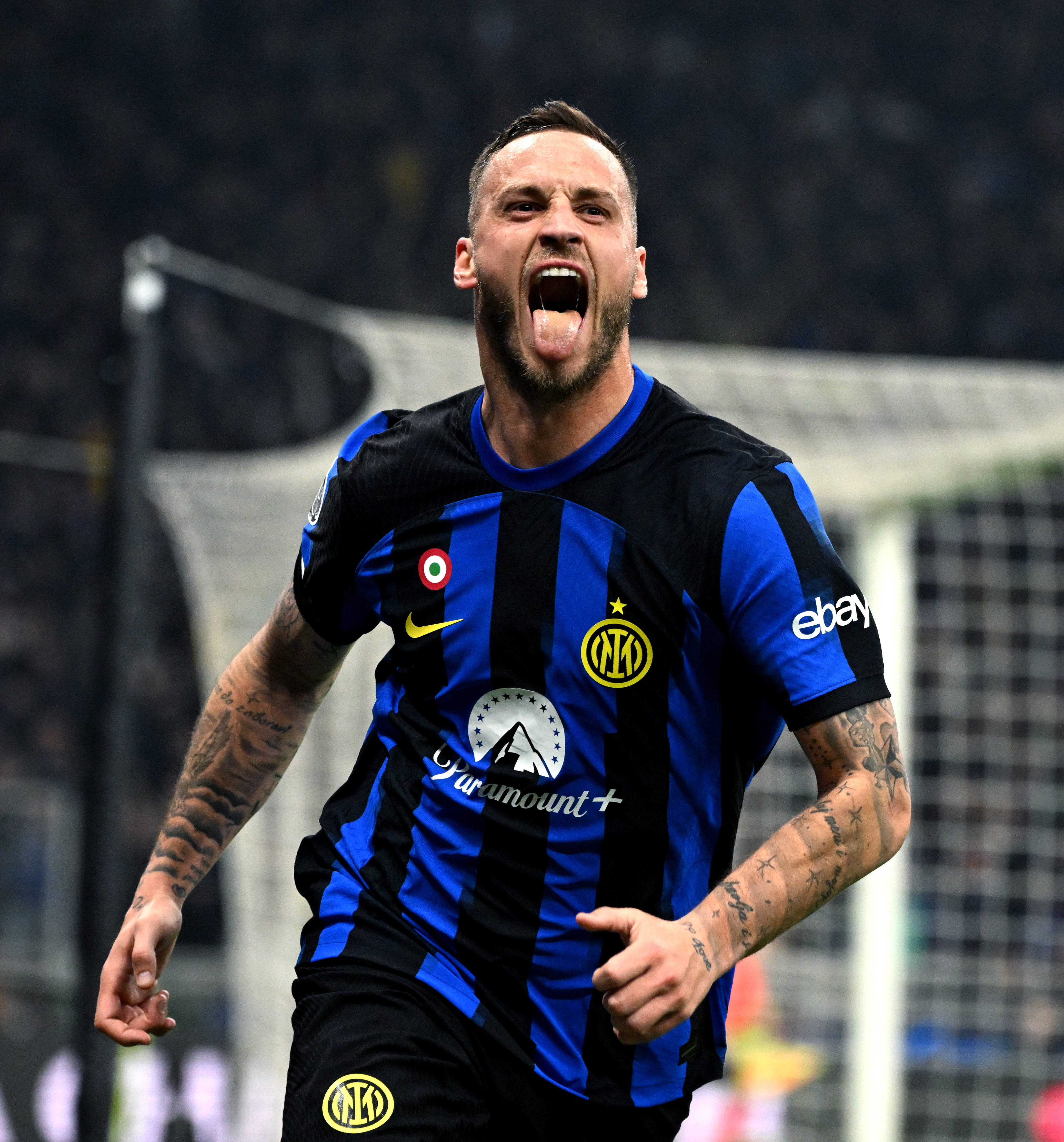 韩国杯半场：李洞俊补时收空门大礼建功，光州暂0-1全北（韩国杯半场：李洞俊补时推空门得手，全北暂1-0领先光州）