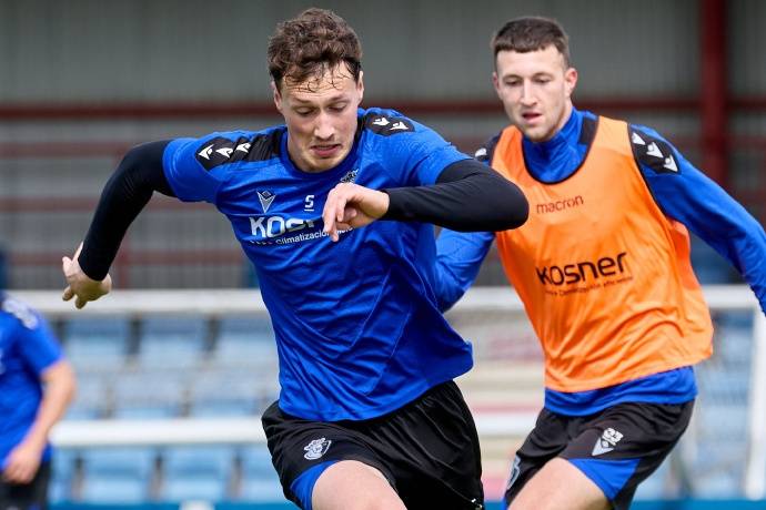 利物浦发角球期间 萨拉赫和亨德森聊了很久（利物浦角球时，萨拉赫与亨德森长时间交流）