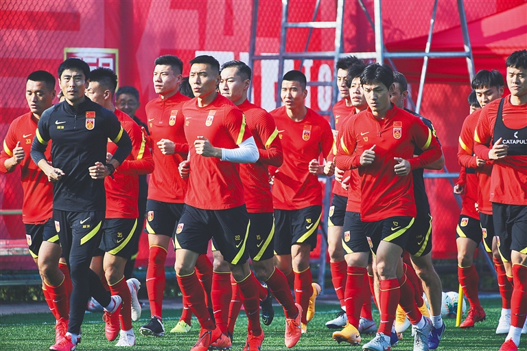 足球这项运动陪伴了我整个初高中，今天我十八岁了，...（从初中到高中，足球一直相伴；十八岁的今天，...）