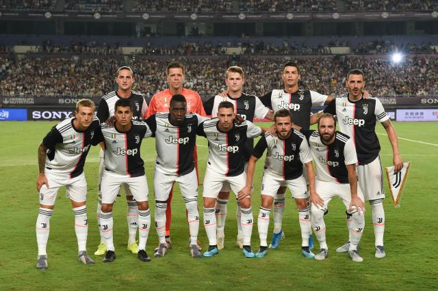 完成大四喜，姆巴佩当选欧冠官方本周最佳球员（姆巴佩上演大四喜，荣膺欧冠官方周最佳球员）