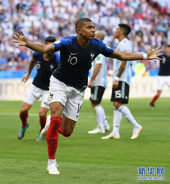 利物浦双星身价暴跌2000万欧！克洛普遗留下的阵容隐患爆发（利物浦两将身价缩水2000万欧，克洛普遗留阵容短板集中暴露）