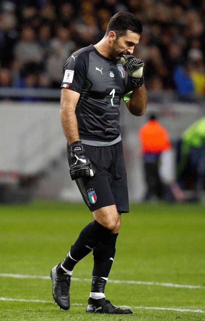 球迷：对方防他像空气一样（球迷：对手防他形同虚设）