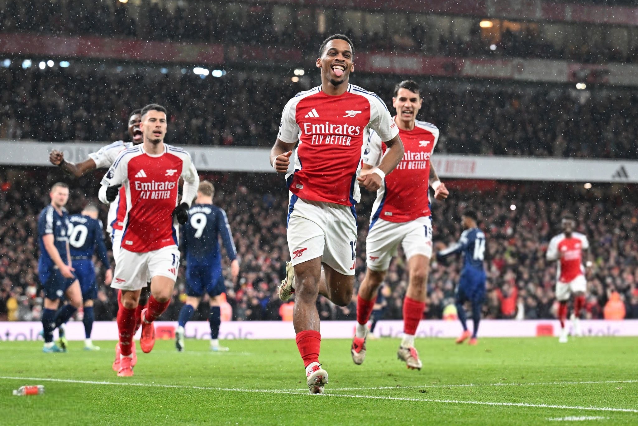 湖人末节连续得分，锁定胜局（湖人末节一波流锁定胜局）