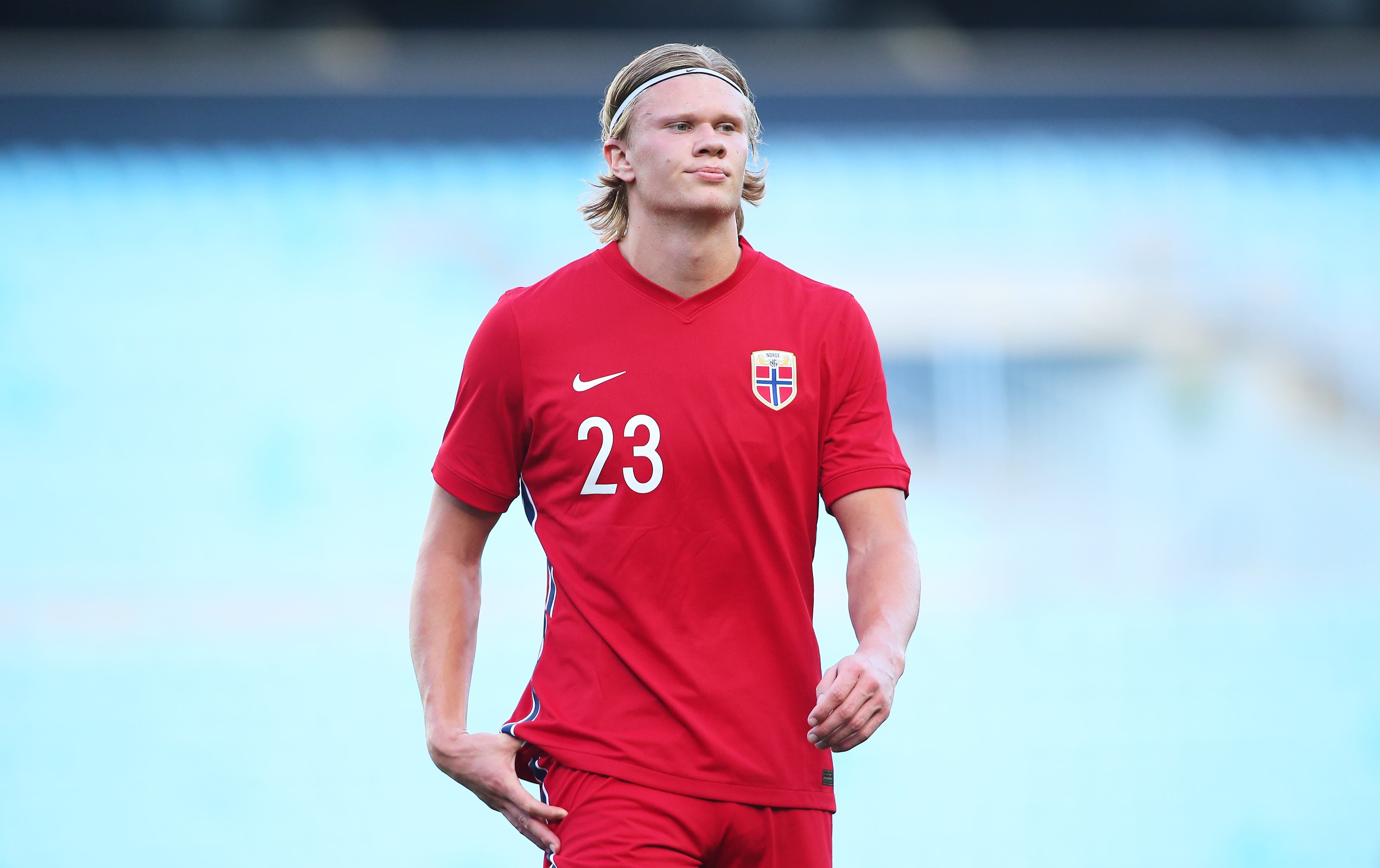 德转列英格兰球员身价TOP10：贝林厄姆1.6亿欧第1，埃泽上榜（德转公布英格兰球员身价前十榜：贝林厄姆以1.6亿欧居首，埃泽入选）