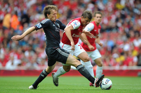 记者：球员间有梅西和德保罗这般挚友很棒，球队间有就很怪了（记者：梅西-德保罗式挚友放在球员间很美好，放到球队间就显得怪了）