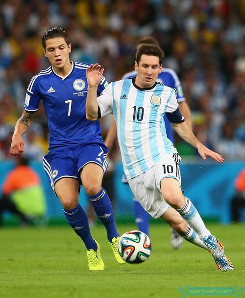 世体：巴萨内部认为凯恩很乐意来到西甲，莱万是一个很好先例（世体：巴萨内部看好凯恩愿意登陆西甲，莱万的成功是有力先例）