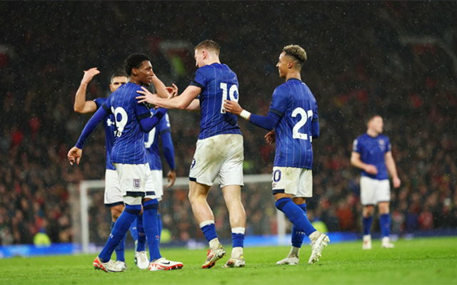 杨溢打出战略性意义！连进三分+灵活组织，解压徐杰并盘活胡明轩（杨溢展现战略价值：连中三分+灵活调度，分担徐杰压力并激活胡明轩）