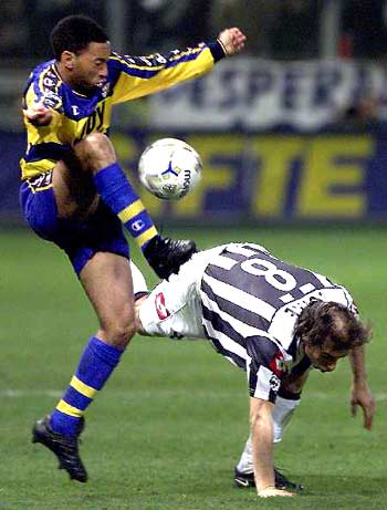 成都蓉城教练组现场观战中韩战，徐正源、金亨镒在场（成都蓉城教练组现身中韩之战现场，徐正源、金亨镒到场观战）